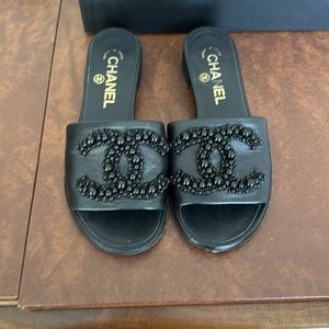Chanel pearl slides. Size 35 Black.